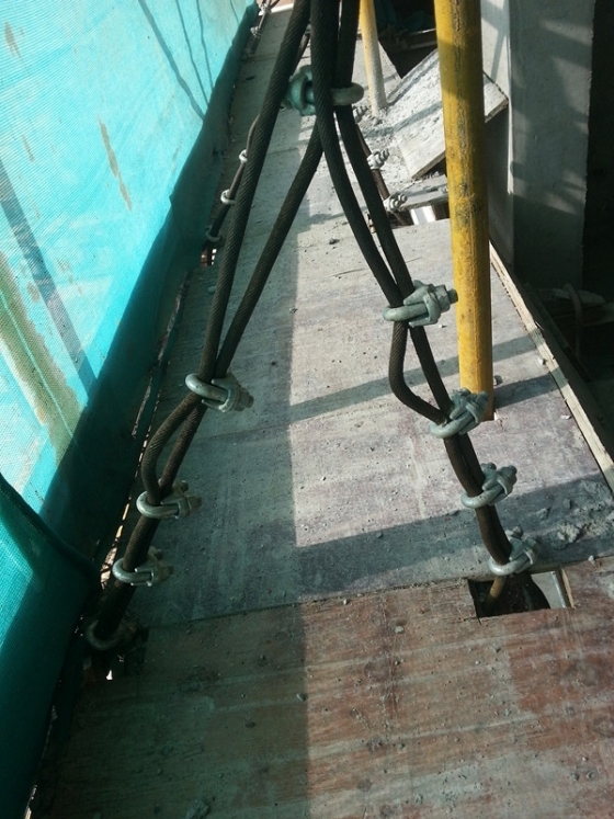建筑安全协会标准化示范工地图片-第二部分脚手架-悬挑层钢梁及卸荷钢丝绳设置1.jpg