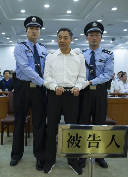 兄弟2层双拼别墅真实图资料下载-薄xi来戴手铐照获中国新闻奖二等奖：照片现场感强(图)  大家怎么看？