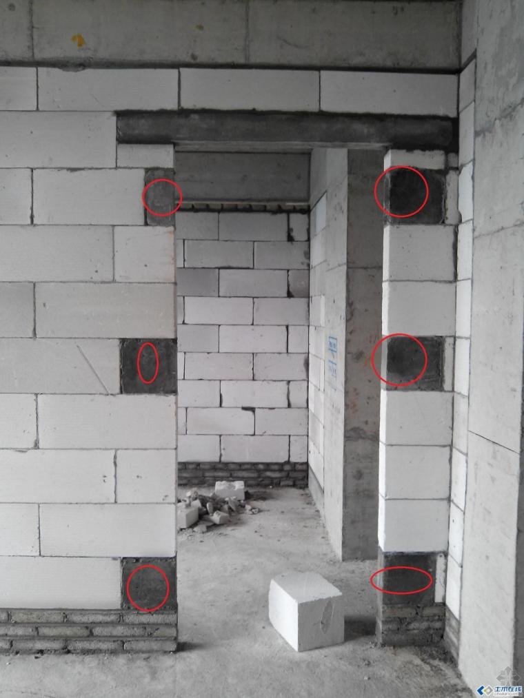 什么是穿插施工资料下载-填充墙内有规律的穿插几块混凝土砖块的作用是什么？