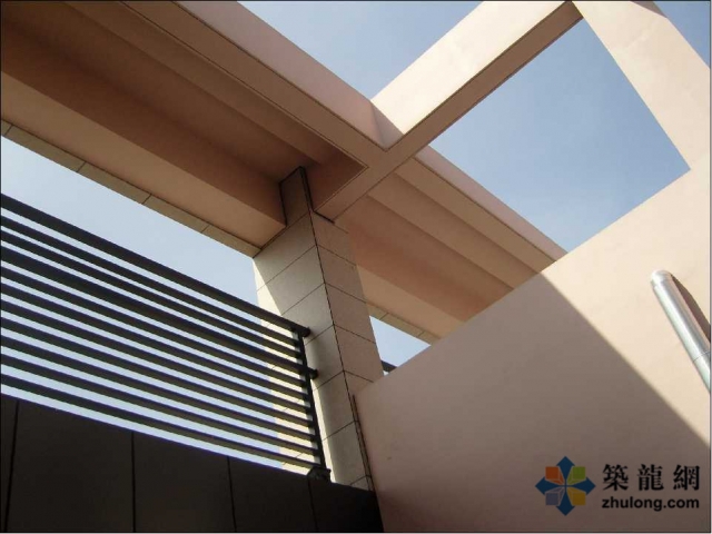 屋面构架梁线条顺直.滴水线做工较好