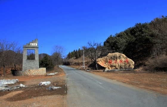 坝尺峪——天津蓟县的“世外桃源”-走进坝尺峪，山门别具一格，山路宽敞平坦