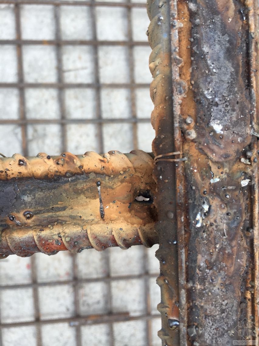 关于筏板面筋纵横钢筋交接位置同时单面焊问题