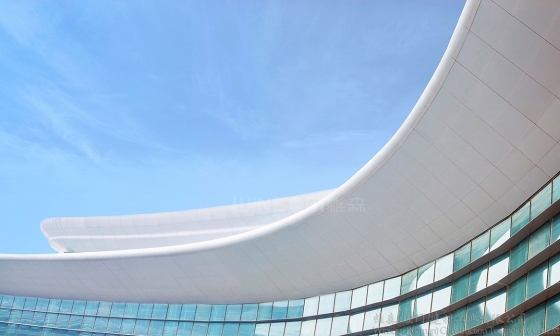 天津滨海机场T2航站楼---从背面安装的蜂窝板系统-帷森蜂窝板挑檐应用