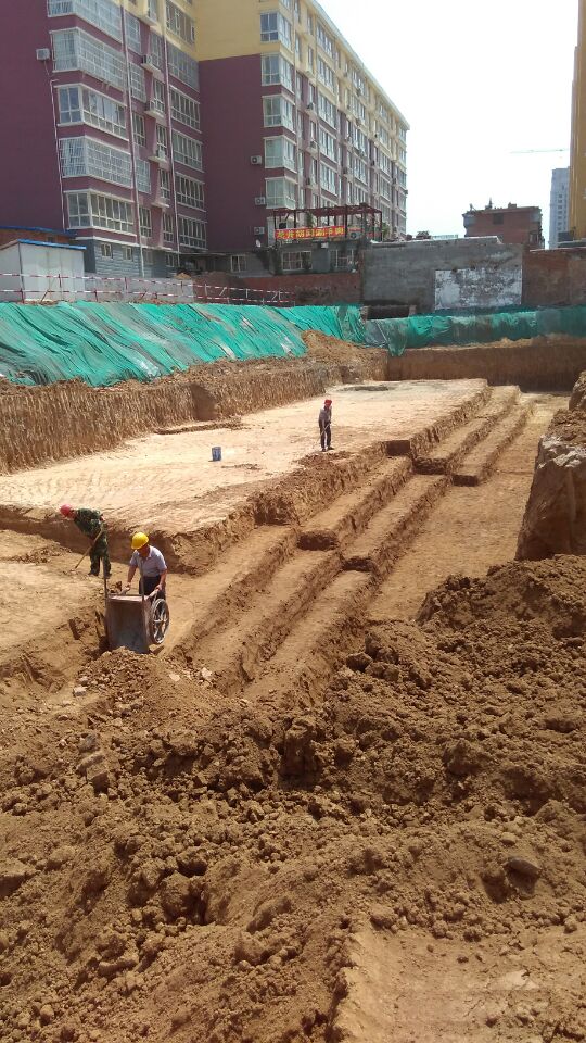 工人们在挖地基.