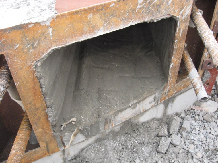 空心板拉筋资料下载-浇筑混凝土梁利用橡胶充气芯模节约经济成本、轻便好施工。