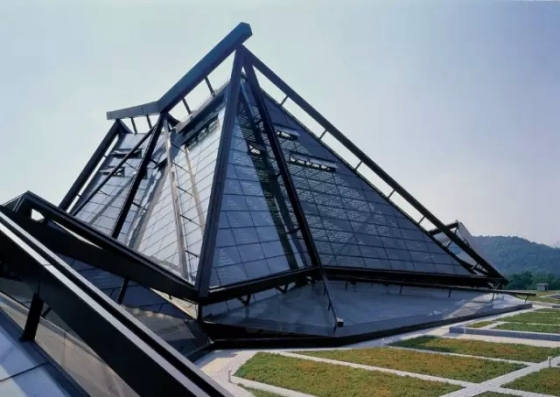 在做浙江美术馆时,原本我们提出的拉索结构的屋顶方案已经做到施工图