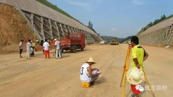 挖方路基施工技术标准化要点_3