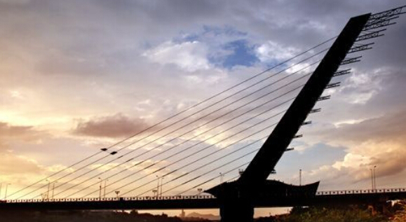 U型桥台扩大基础桥图片资料下载-桥梁探索：无背索斜拉桥欣赏及其讨论