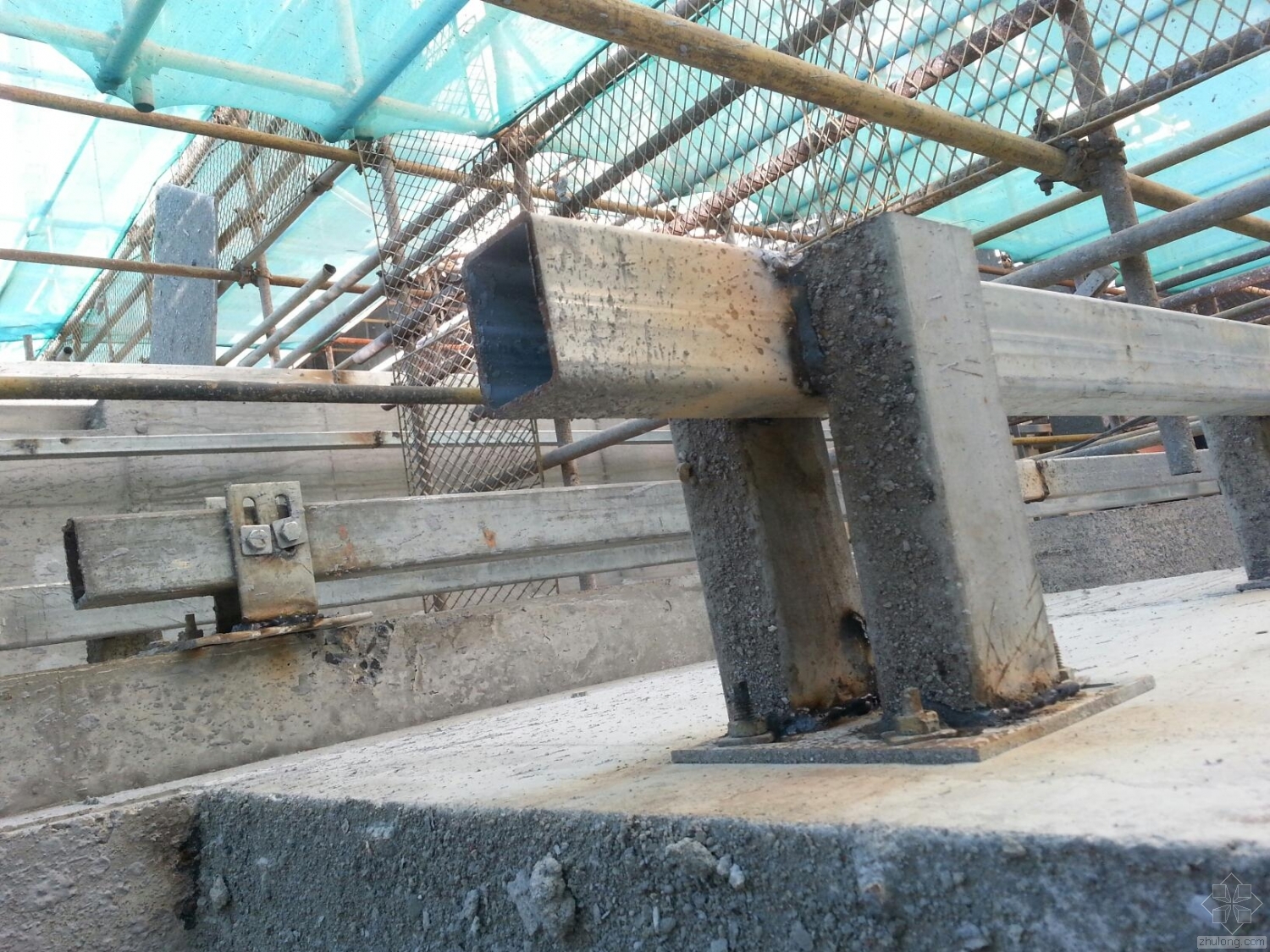 近处的是3层栏板位置的龙骨连接方式,能否采用焊接,是否必须按照另一