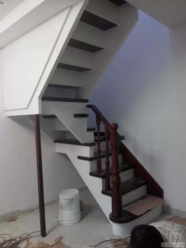 室内实木楼梯图片资料下载-家用复式别墅成品楼梯实拍图片，实木楼梯图片~步升楼梯
