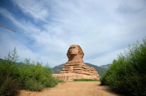 石家庄现“山寨版卢浮宫金字塔” 门票10元-1