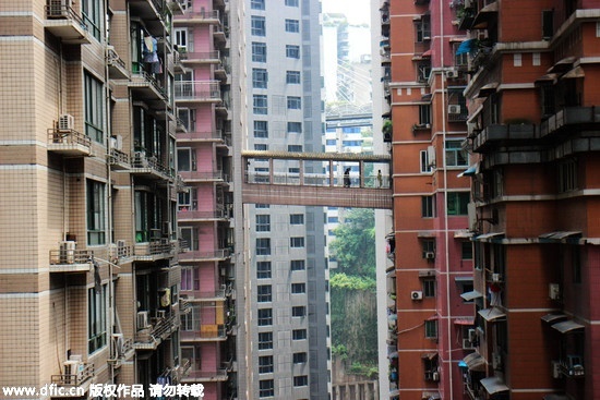 铁板烧怡景中心城资料下载-3d魔幻重庆城，两栋大楼之间现空中天桥
