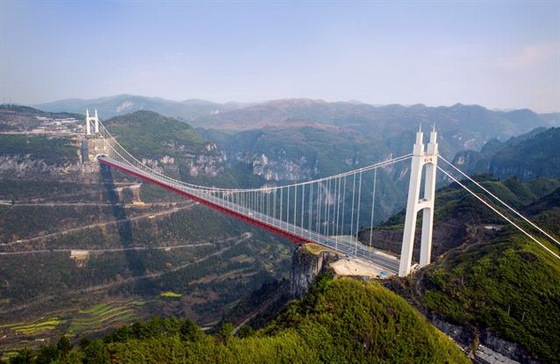 300米悬索桥资料下载-矮寨特大悬索桥施工动画，全方位解析五大世界级施工方案