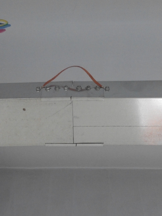 布线施工现场照片-两节桥架用拼接板连接，等电位线