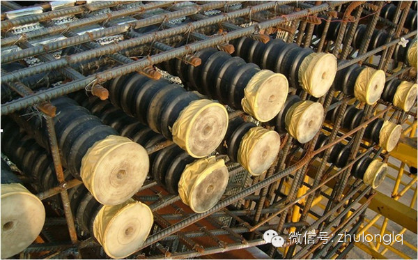 梁 内波纹管用"#"形定位钢筋定位,固定端模处用特制的堵头通过螺栓