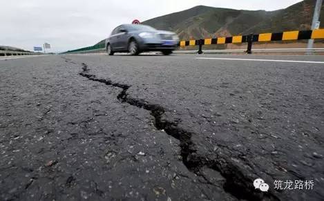 路基养护新技术ppt资料下载-你所不知道的路面裂缝焊接新技术，灌缝什么的都弱爆了！