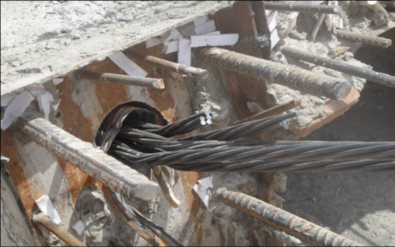 7,穿束后钢绞线有弯折.