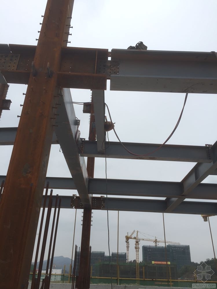 钢梁钢柱吊装技术交底资料下载-钢柱偏差了 怎么处理  吊装钢梁焊接的时候偏差大约10公分