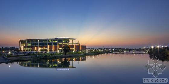 美国贝勒大学体育馆外部夜景实景-美国贝勒大学体育馆第5张图片