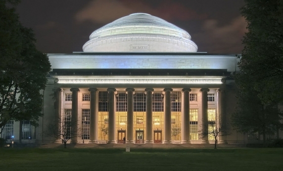 麻省理工大学 (MIT). 图片 © Wikimedia 用户 Fcb981 通过 CC BY-SA 3.0协议授权