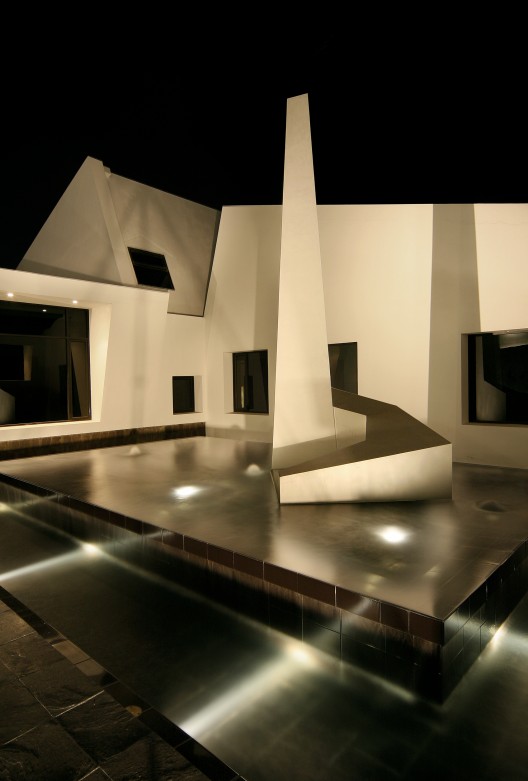 倾斜的平衡:瓜亚萨明博物馆住宅