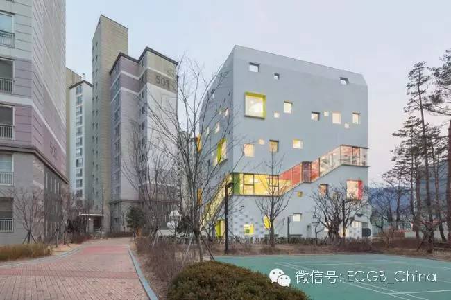 墨尔本住房资料下载-以窗户为特色的建筑