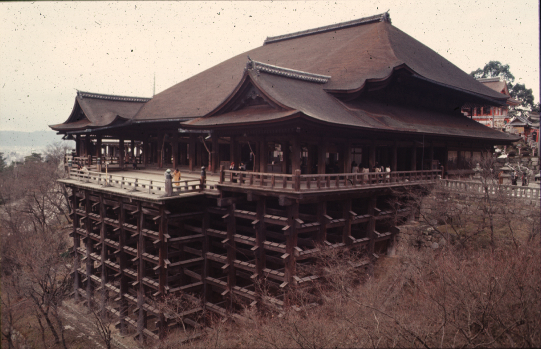 风格:日本中世纪后期佛教寺院   主要特征:清水寺最有特征的建筑是