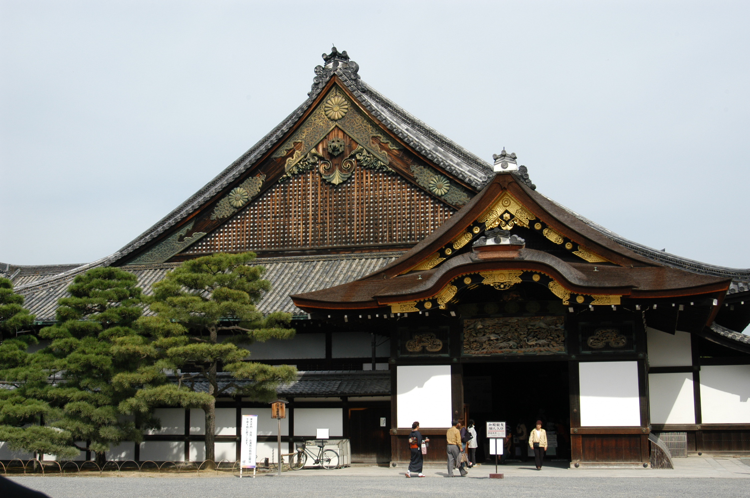 设计者:不详   结构及主要材料:木结构   风格:日本中世纪宫殿建  