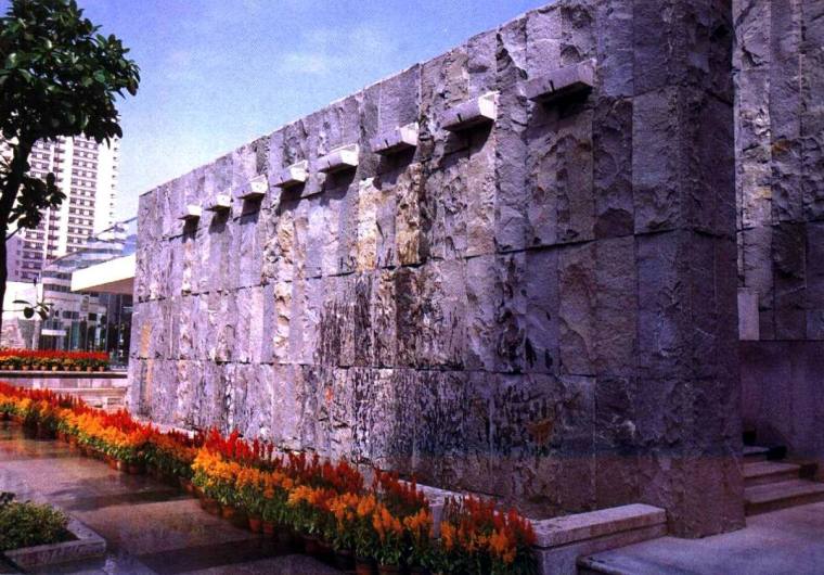 方形大石块垒成的景墙资料下载-方形大石块垒成的景墙