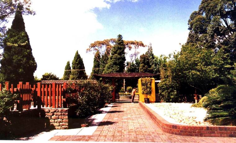 日式小品CAD资料下载-灰瓦坡顶的大门和日式园林