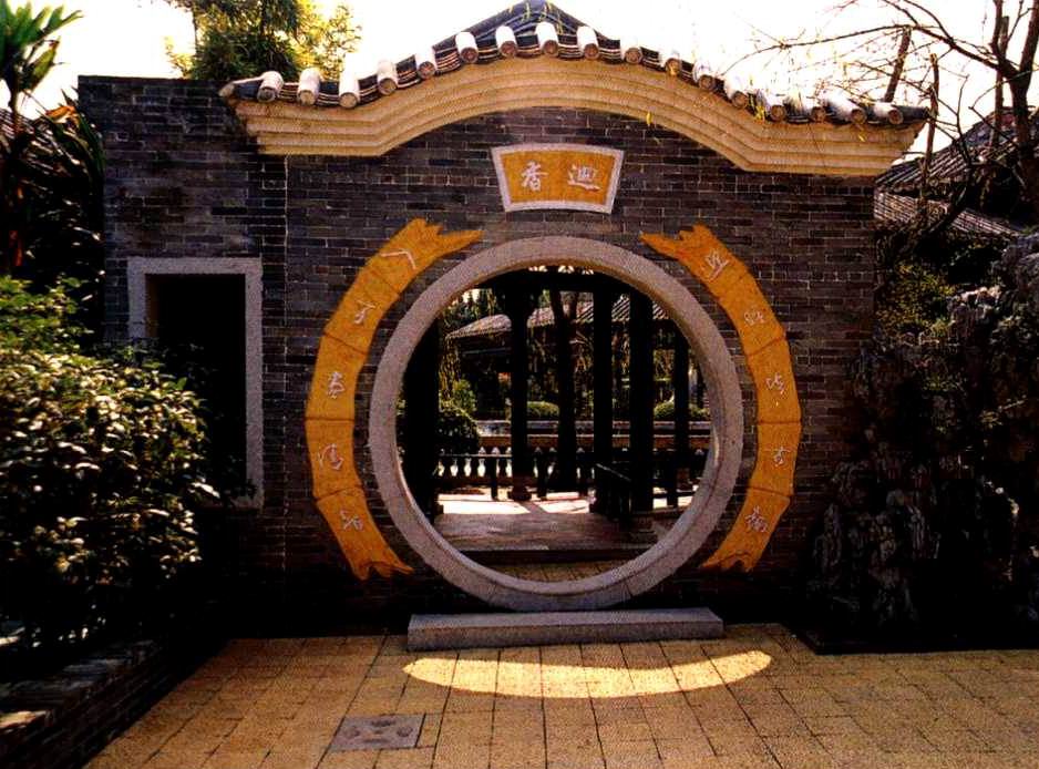 墙顶拱起,与圆形门相呼应