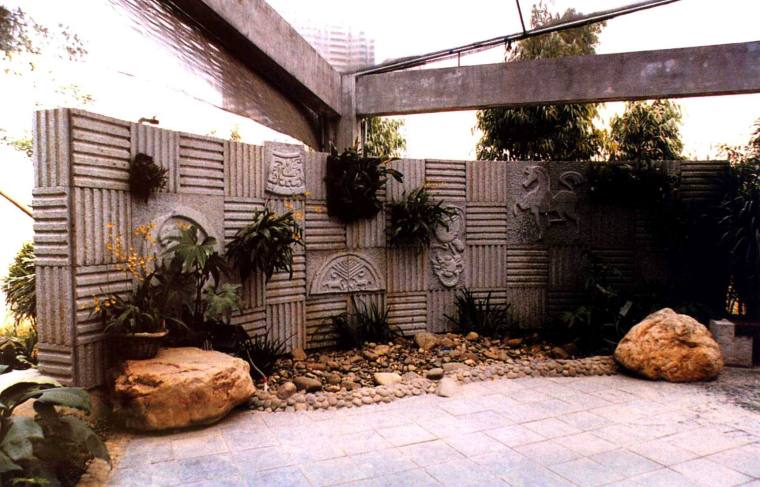 法式园林常用植物资料下载-墙面的浮雕与植物的结合