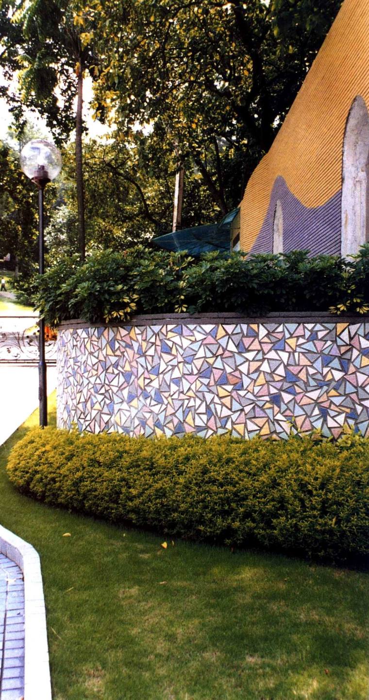 石头贴面挡土墙资料下载-三角形拼花贴面的挡土墙