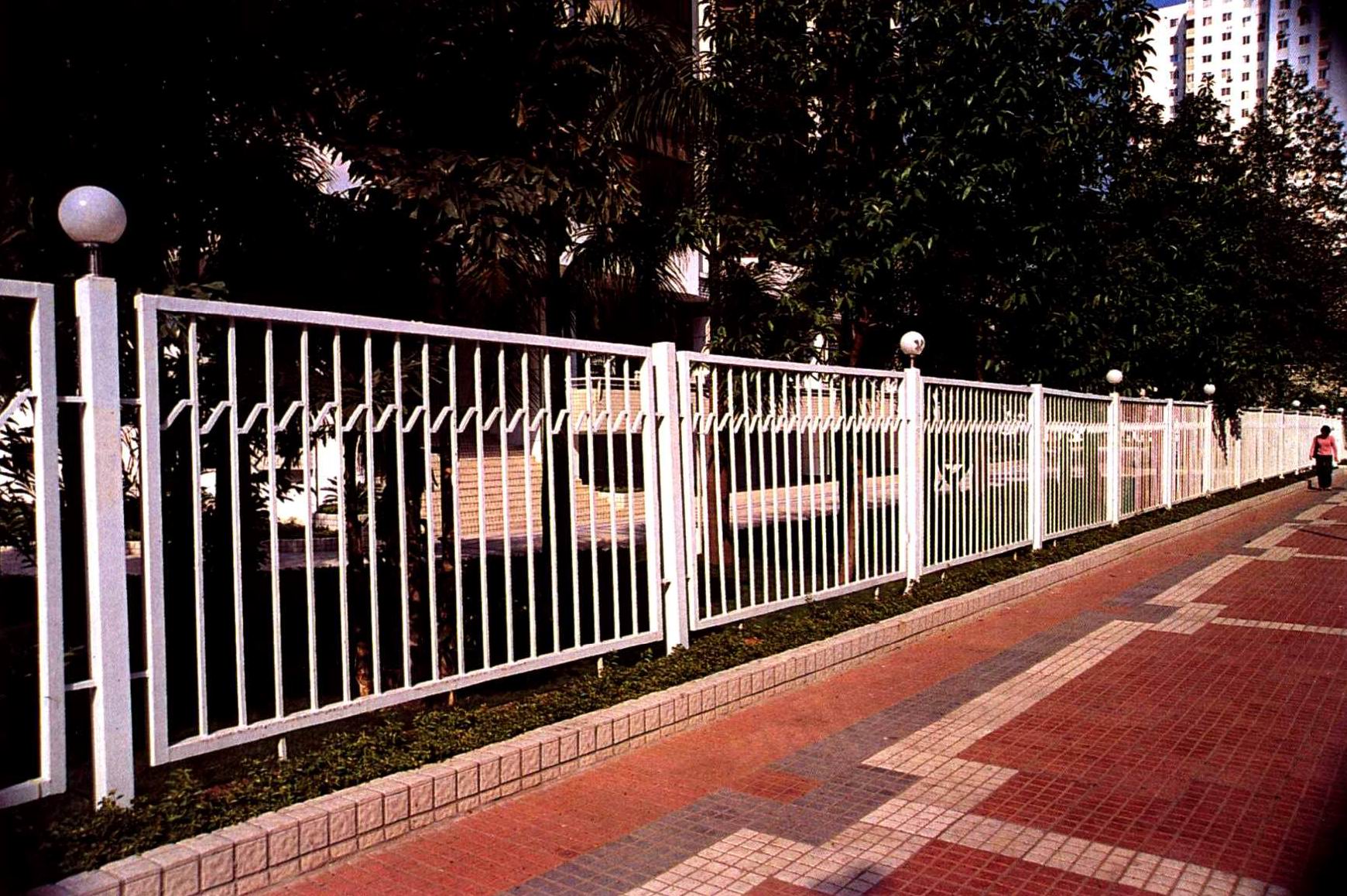 方柱,方框与平行的竖向栅栏组成的围墙