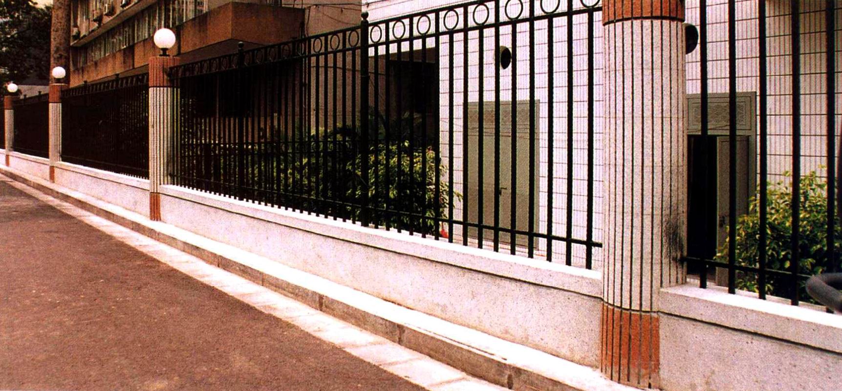 柱子的色彩变化,使围墙不至于单调