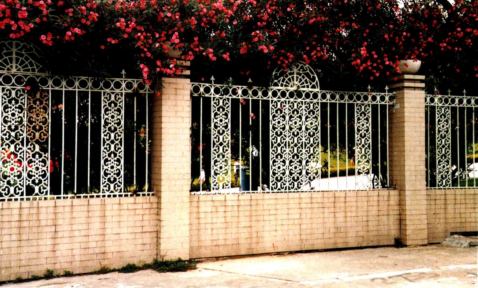 间断花饰的铁栅围墙