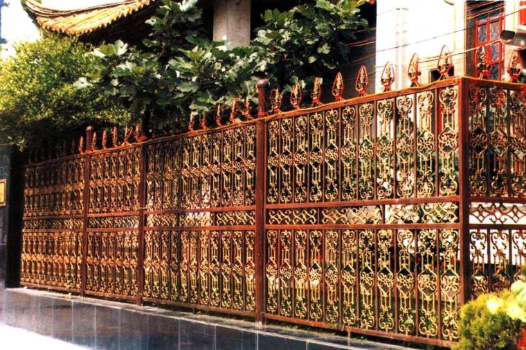 欧式铁艺栏杆图样集资料下载-金色漩涡图案的栏杆