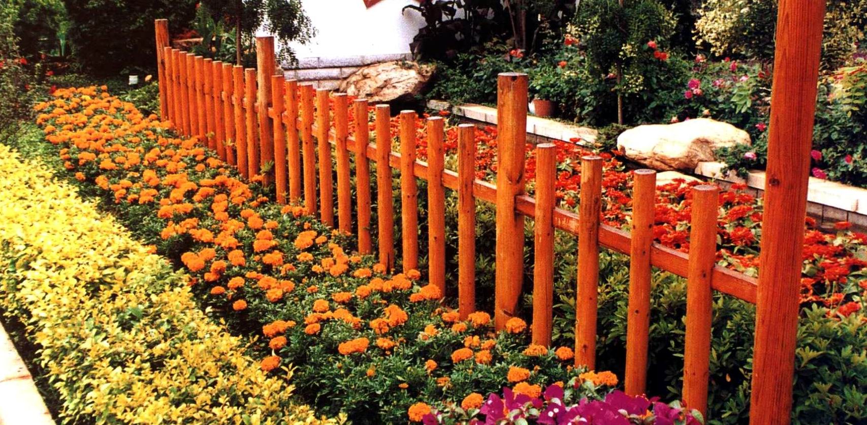 与花色相和谐的木栏杆