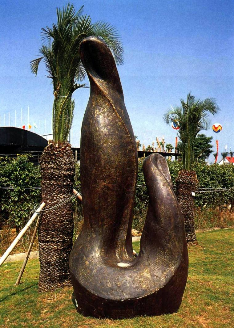 雕塑的造型与背后的树资料下载-雕塑的造型与背后的树形过于相似