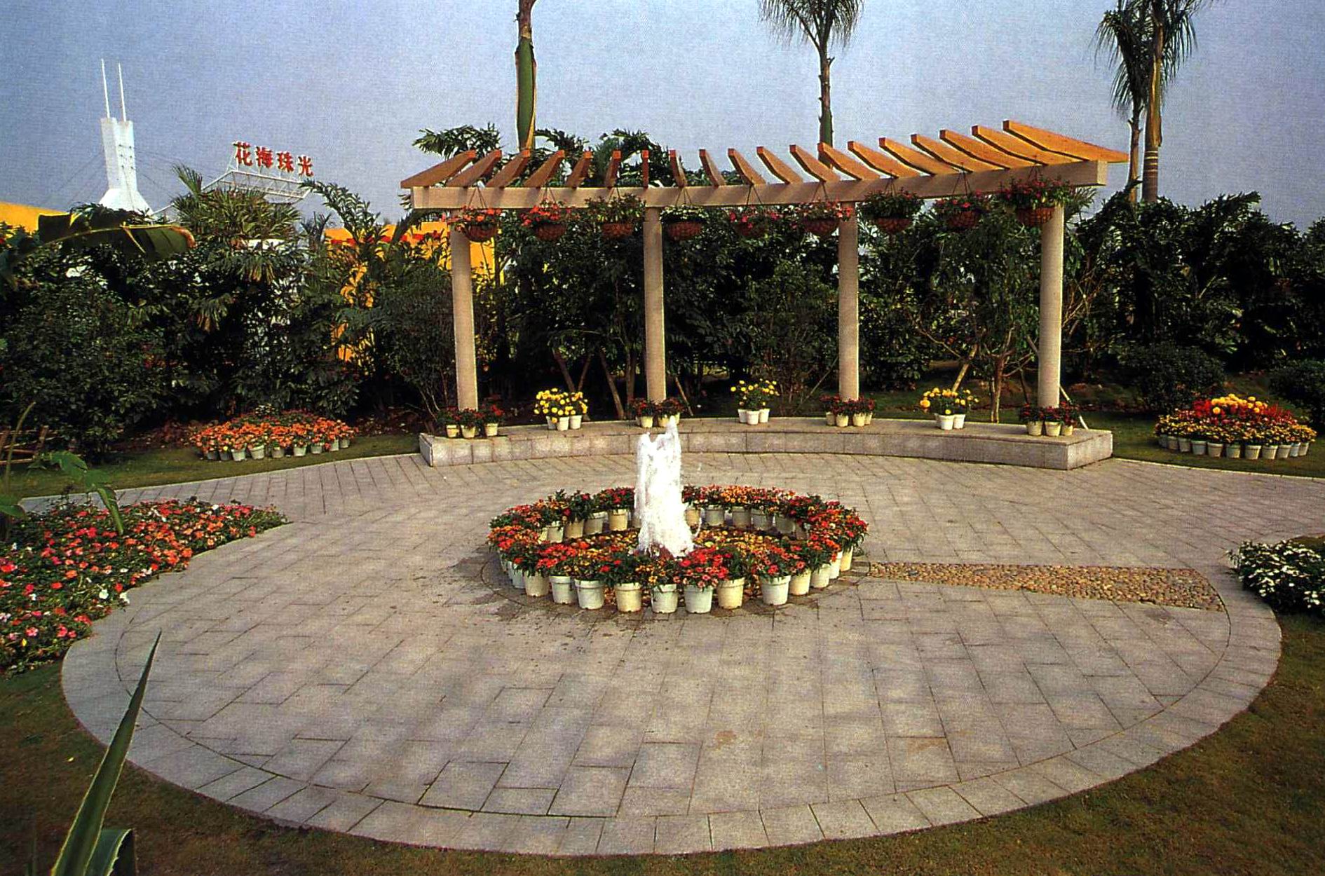 弧形花架具有围结空间的作用