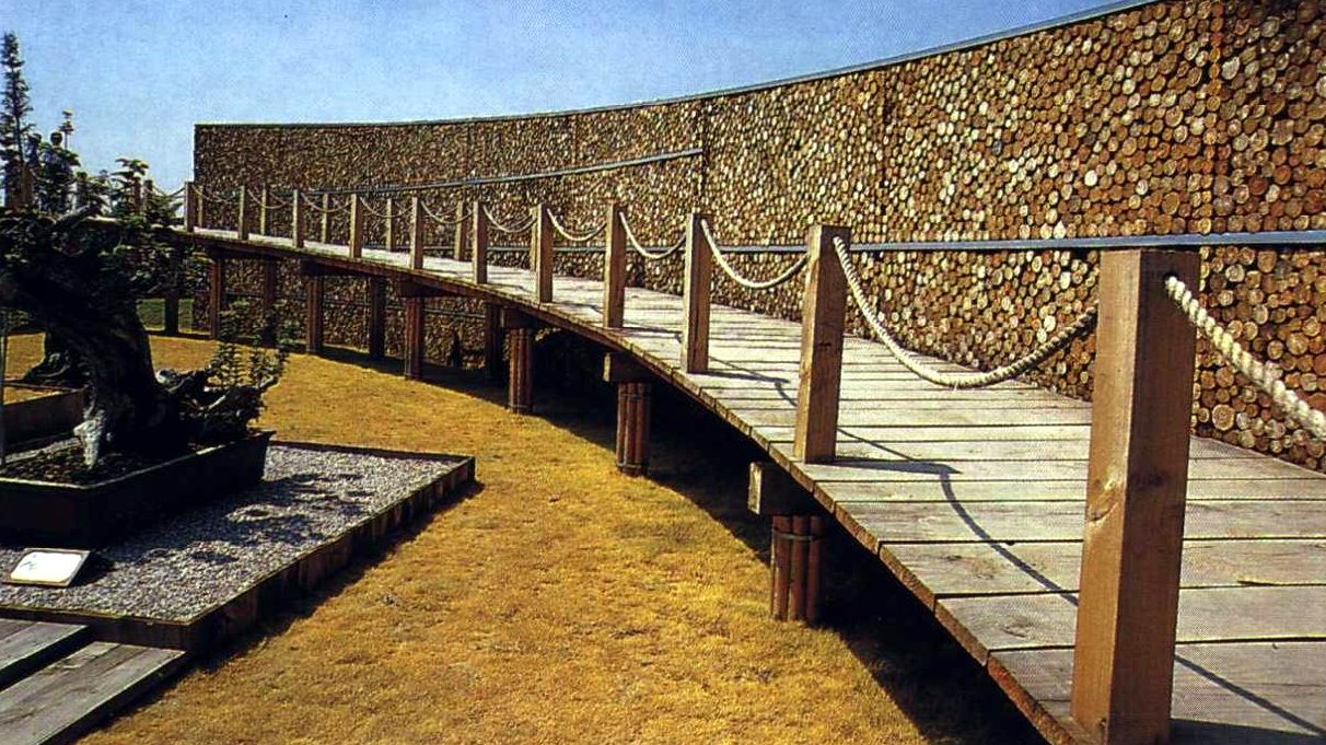 木栈道稍有弧度和坡度的向远处延伸-园林小品案例-筑龙园林景观论坛