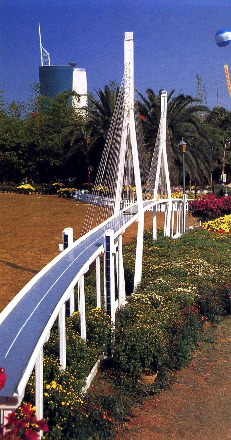 现在化的立交桥与花草相互渗透-园林小品案例-筑龙园林景观论坛