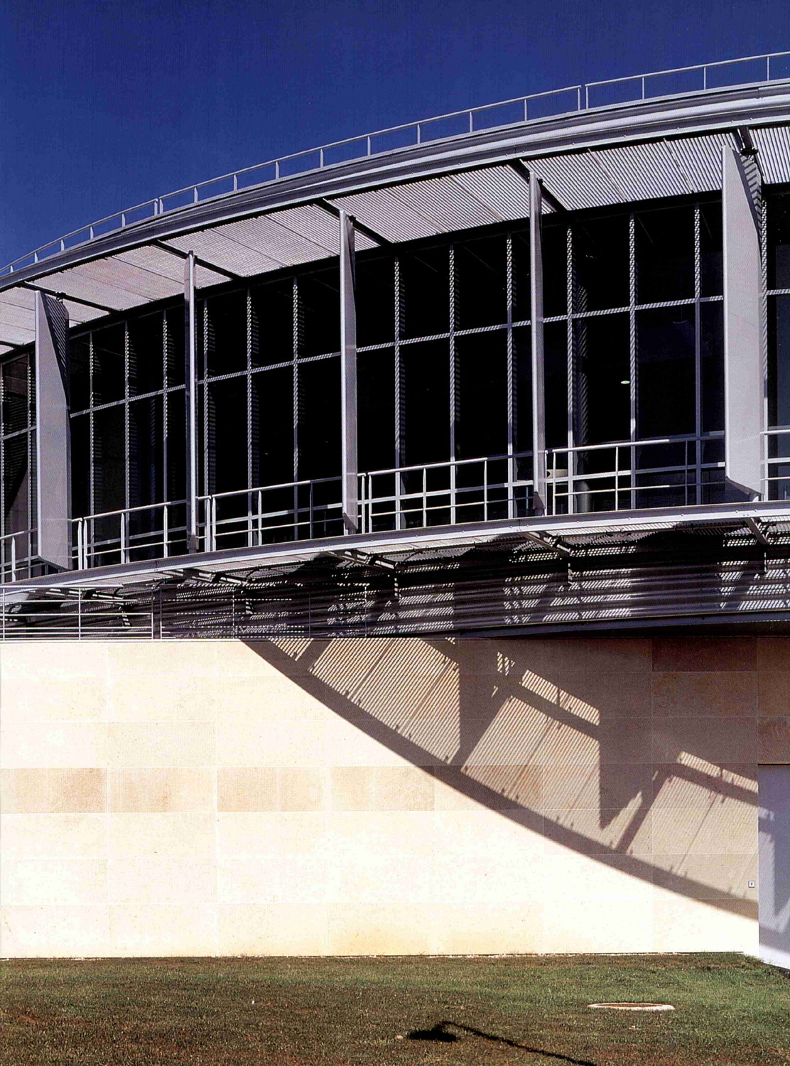 雷诺科技中心"梯形楼"(renault technocentre la gradien