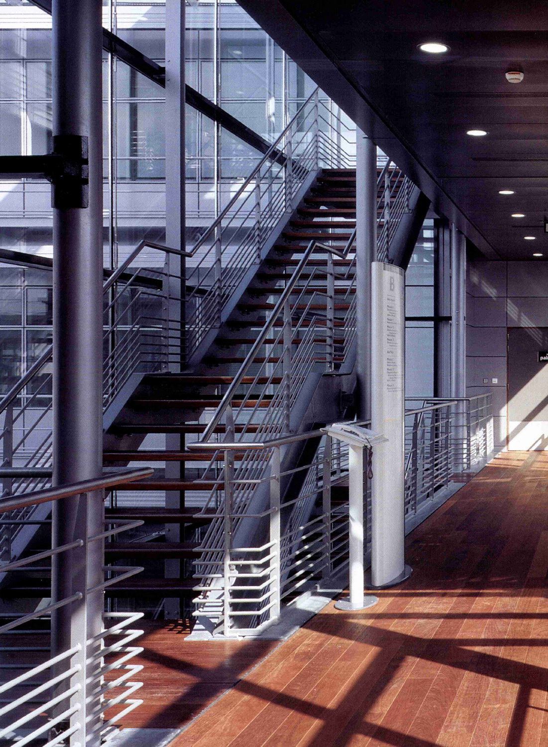 雷诺科技中心"梯形楼"(renault technocentre la gradien