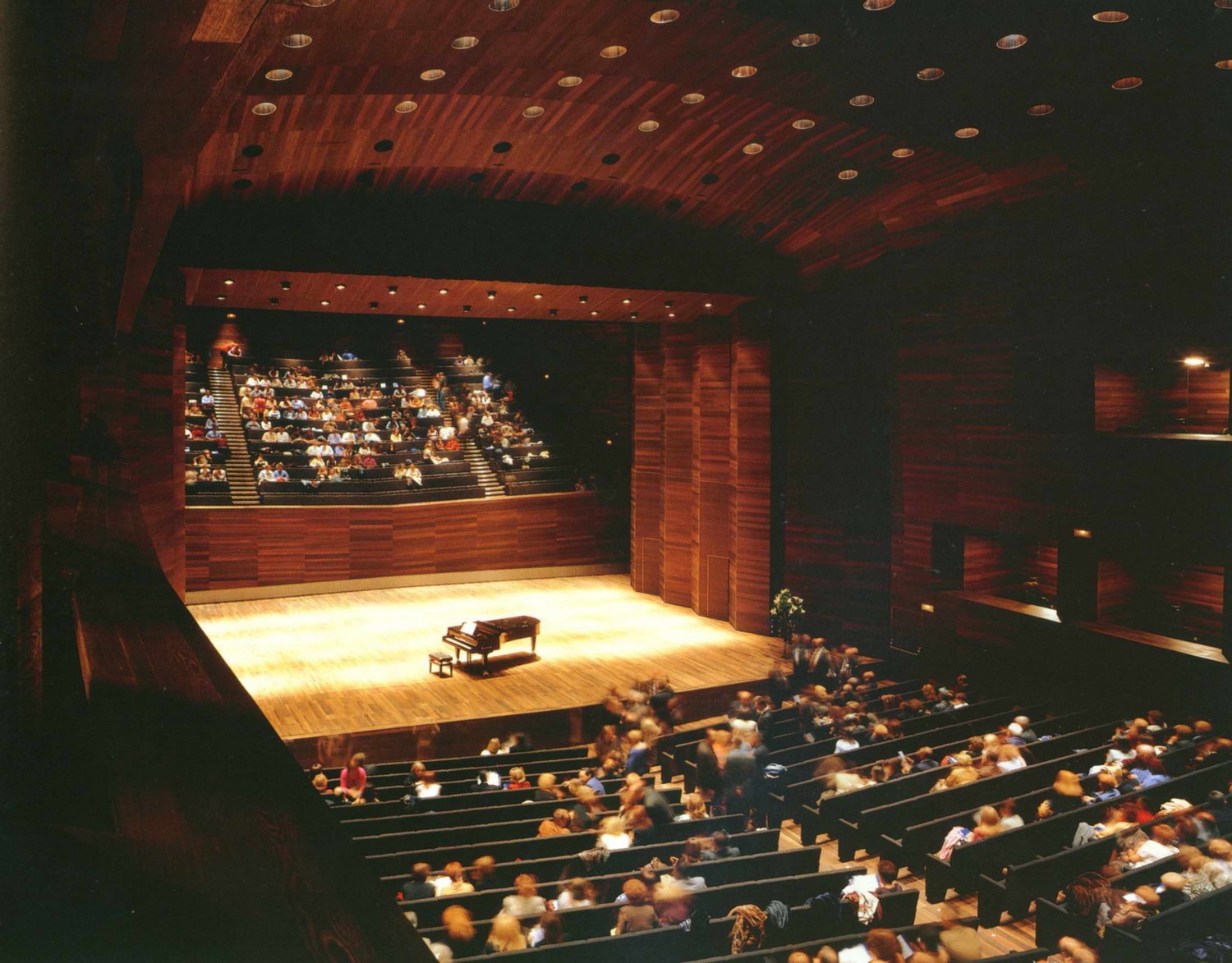 利昂演艺厅(leon auditorium)