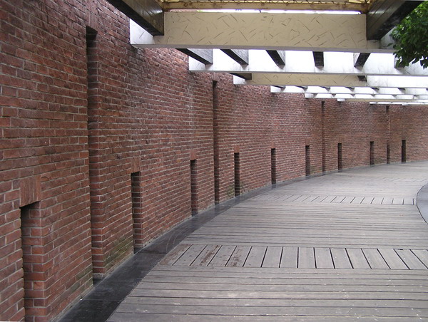 下沉广场为圆形,环绕着各式扇形植坛,与台阶穿插错落,丰富生动,可以