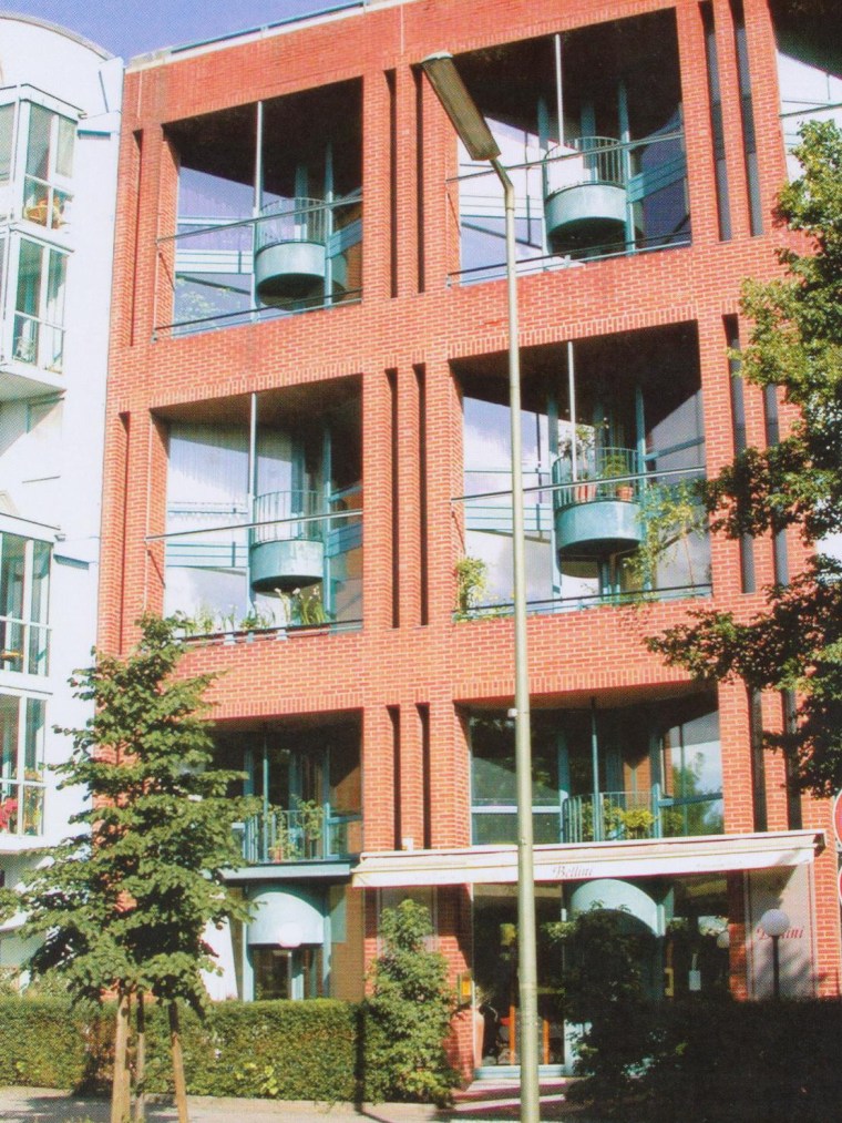 荷兰蒂尔水广场资料下载-吕措夫广场5号住宅（Residential Building on Liitzowplatz 5，19
