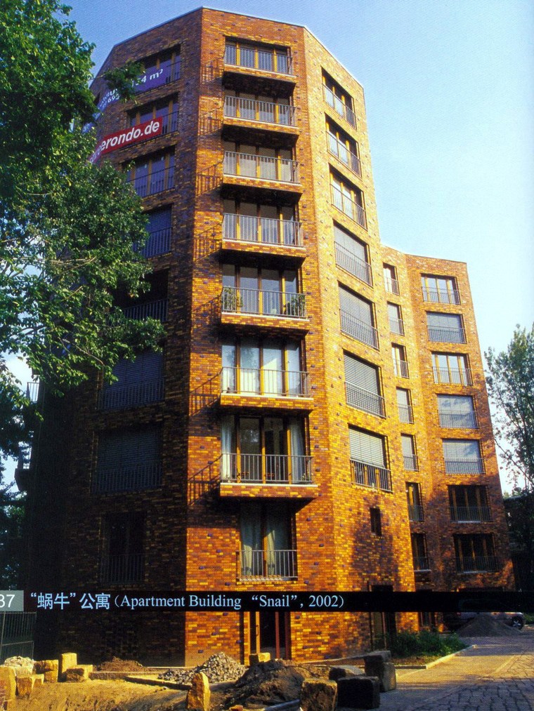 折线公寓住宅资料下载-“蜗牛”公寓(Apartment Building“Snail”．2002)