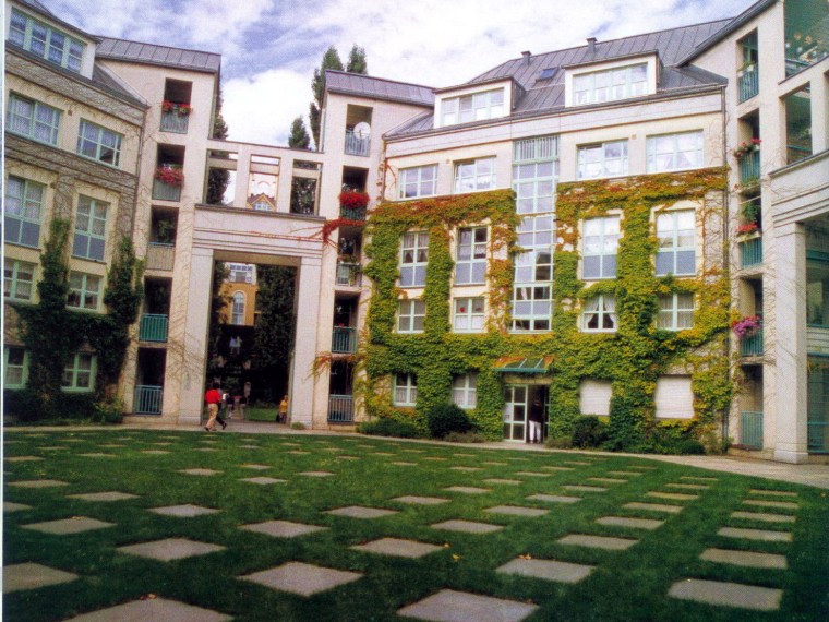 萨洛普格尔曼住宅资料下载-特格尔庭院住宅（Courtyard Housing Tegel，1985-1988）