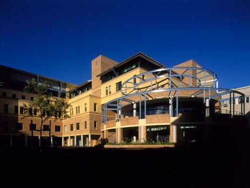 新南威尔士警察总部资料下载-新南威尔士大学中庭
